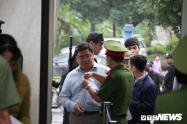 Những hình ảnh đầu tiên trong phiên tòa xét xử cựu trung tướng Phan Văn Vĩnh và đồng phạm