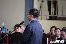 Cựu trung tướng Phan Văn Vĩnh hai lần trả lời nhầm khi tòa kiểm tra căn cước