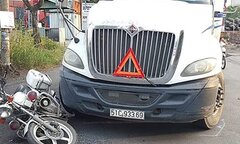 Bị CSGT yêu cầu dừng xe, tài xế xe đầu kéo tông hỏng xe mô tô đặc chủng