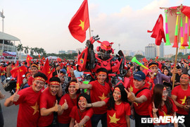 Ảnh: 'Robot cao 2m', siêu xe ra sân Mỹ Đình cổ vũ tuyển Việt Nam đánh bại Philippines