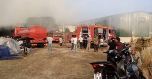 Xưởng chế biến tăm đũa rộng 1.000 m2 bị thiêu rụi lúc rạng sáng, hơn 100 chiến sĩ căng mình dập lửa