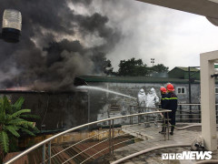 Cháy lớn kèm tiếng nổ ở gara ô tô gần Liên đoàn bóng đá Việt Nam, khói đen ngút trời