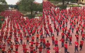 Hơn 1.000 học sinh trường tiểu học tại Hà Nội đồng diễn cổ vũ đội tuyển Việt Nam