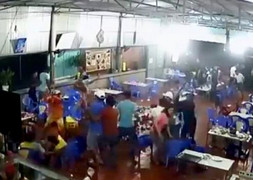 Đang ngồi ăn trong quán, hơn 10 người bị côn đồ xông vào chém loạn xạ