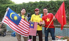 Ảnh: CĐV Malaysia liên tục nói 'thank you so much' khi tới sân Mỹ Đình, chụp ảnh với CĐV Việt Nam như người nhà