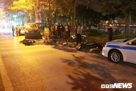 Ô tô Lexus tông gần chục xe, người bị thương nằm la liệt giữa phố Thủ đô