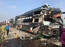 Hai xe khách tông nhau trên quốc lộ, hàng chục người hoảng loạn tìm cách thoát thân