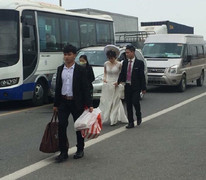 Tài xế vây kín đường phản đối trạm BOT Phả Lại, cô dâu chú rể phải xuống xe đi bộ