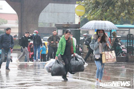 Người dân tay xách nách mang lướt mướt dưới trời mưa rét bắt xe về quê dịp Tết Dương lịch