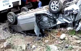 Ô tô Innova bị tàu hỏa tông văng 20m, 3 người thương nặng