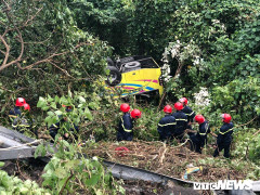 Ảnh: Hiện trường xe khách lao xuống vực ở đèo Hải Vân khiến 21 người thương vong