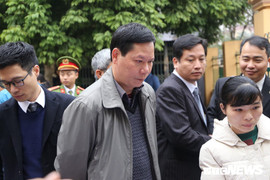 Ngày đầu tiên mở lại phiên xử bác sĩ Hoàng Công Lương và 6 bị cáo