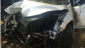 Đang ngồi bán dưa hấu trên vỉa hè, người đàn ông bị 2 ô tô tông chết