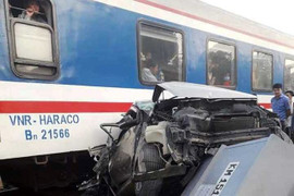 Chết máy giữa đường ray, ô tô bị tàu hỏa tông bẹp rúm