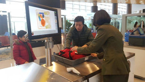 Phát hiện hành khách mang đèn pin phát tia lửa điện lên máy bay