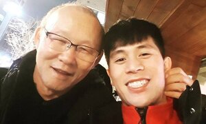 HLV Park Hang Seo đến thăm Đình Trọng, selfie cùng học trò cưng