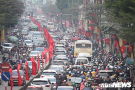 Mọi ngả đường Thủ đô tắc nghẽn, CSGT căng mình điều tiết dòng xe cộ chiều cuối năm