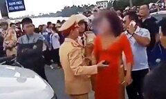 Bị CSGT dừng xe đón dâu có hành vi đốt pháo, mẹ chú rể vỗ tay vào xe và xưng 'mày, tao'