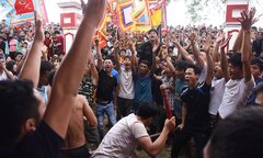Ảnh: Hàng trăm trai làng khua chiêng, gõ trống trước sân đình phản đối quyết định dừng cướp phết Hiền Quan