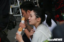 Ảnh: Phóng viên quốc tế tranh thủ lót dạ khi Tổng thống Trump và Chủ tịch Kim đối thoại song phương