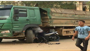 Exciter phóng nhanh tông xe tải, nam thanh niên chết kẹt trong gầm xe