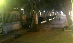 Đang đứng trên vỉa hè, 2 thanh niên bị bắn thương vong