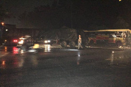 Xe khách tông xe đầu kéo rồi húc đổ tường nhà dân, phụ xe chết kẹt trong cabin