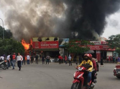 Quán thịt chó trên phố Hà Nội bốc cháy dữ dội