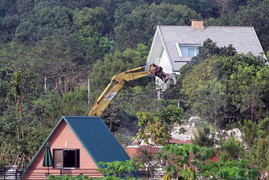 Những biệt thự nguy nga vi phạm trên đất rừng Sóc Sơn bắt đầu bị phá dỡ