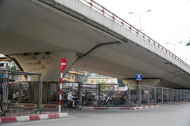 Ảnh: Hàng loạt gầm cầu Hà Nội bị chiếm dụng thành bãi trông giữ xe