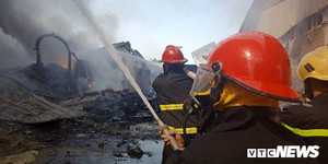 Ảnh: Hàng trăm cảnh sát căng mình khống chế ngọn lửa cuồn cuộn bao trùm xưởng nhựa 6.000m2 ở Hải Phòng