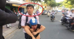 Bị nhắc nhở vì nẹt pô, kẻ côn đồ lấy mũ bảo hiểm phang người đi đường bất tỉnh rồi bỏ trốn