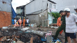 Trụ điện gãy đổ, đè chết công nhân lắp cống thoát nước