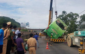 Hé lộ nguyên nhân xe khách lao xuống sông ở Thanh Hóa, 9 người thương vong