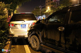 8 ô tô tông dây chuyền, đường ra sân bay Nội Bài ùn tắc lúc nửa đêm