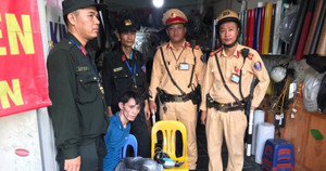 Bị cảnh sát vây bắt, kẻ mang ma túy vứt xe bỏ chạy trên phố Hà Nội