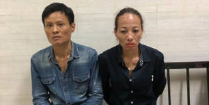 Bị cảnh sát dừng xe kiểm tra, 'nữ quái' hốt hoảng lôi 50 viên ma túy giấu trong áo ngực