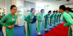 Quá trình khổ luyện của tiếp viên hàng không: Ngậm ống tập cười, đội sổ tập đi