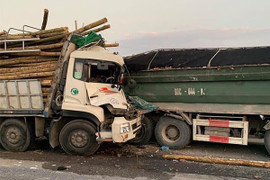 Ô tô chở gỗ đâm vào đuôi xe tải nổ lốp trên cầu Thanh Trì, 2 người chết trong cabin