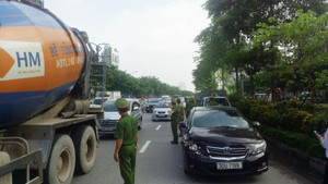 Tránh xe máy đi ngược chiều, 4 ô tô tông va liên hoàn trên phố Hà Nội