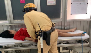 CSGT Hà Nội đưa người phụ nữ ngã bất tỉnh giữa đường vào bệnh viện