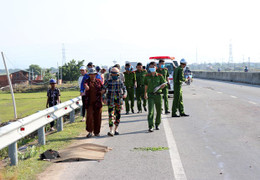 Truy tìm tài xế ô tô tông chết người đàn ông đi bộ trên quốc lộ rồi bỏ chạy ở Ninh Thuận