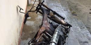 Châm thuốc hút gần bình xăng, kẻ cướp khiến xe máy cháy trơ khung