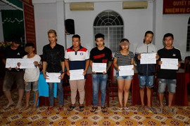 Cảnh sát Cần Thơ vây bắt 61 thanh niên cổ vũ đua xe trái phép lúc nửa đêm