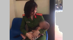 Cảnh sát giải cứu người đàn ông bế con nhỏ định nhảy cầu Nhật Tân tự tử