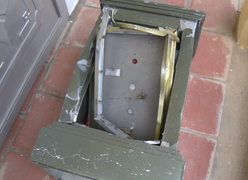 Con gái thuê người phá két sắt, trộm gần 300 triệu đồng và 9 chỉ vàng của mẹ