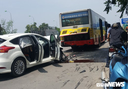 Ô tô con nát bét sau cú tông vào đuôi xe buýt dừng trả khách trên đại lộ Thăng Long