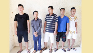 Đang say sưa sát phạt nhau dưới tầng ngầm quán cà phê, 6 con bạc bị tóm gọn