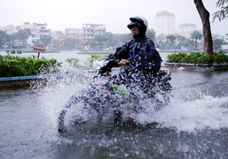 Bắc Bộ mưa lớn, nắng nóng trên 39 độ C tiếp tục thiêu đốt miền Trung