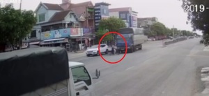 Video: Vượt đèn đỏ, cụ bà ở Hà Tĩnh bị xe tải tông nhập viện